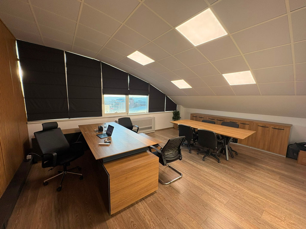 İstanbul Ofis Mobilya tarafından tasarlanmış, ahşap detaylı modern yönetici masası ve toplantı alanı içeren ofis