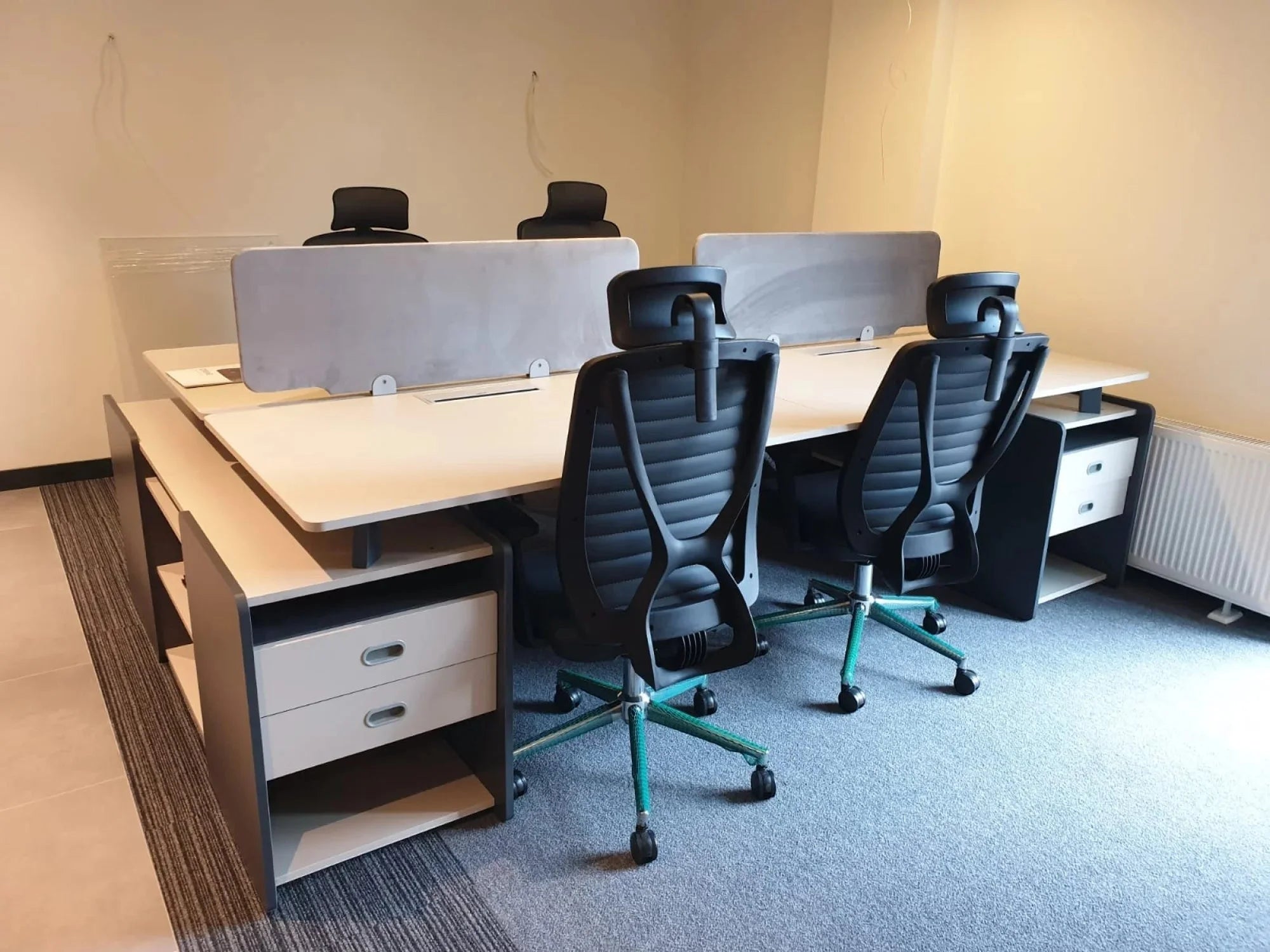 İstanbul Ofis Mobilya ahşap ve antrasit detaylı, bölücü panelli modern çoklu ofis çalışma masası takımı