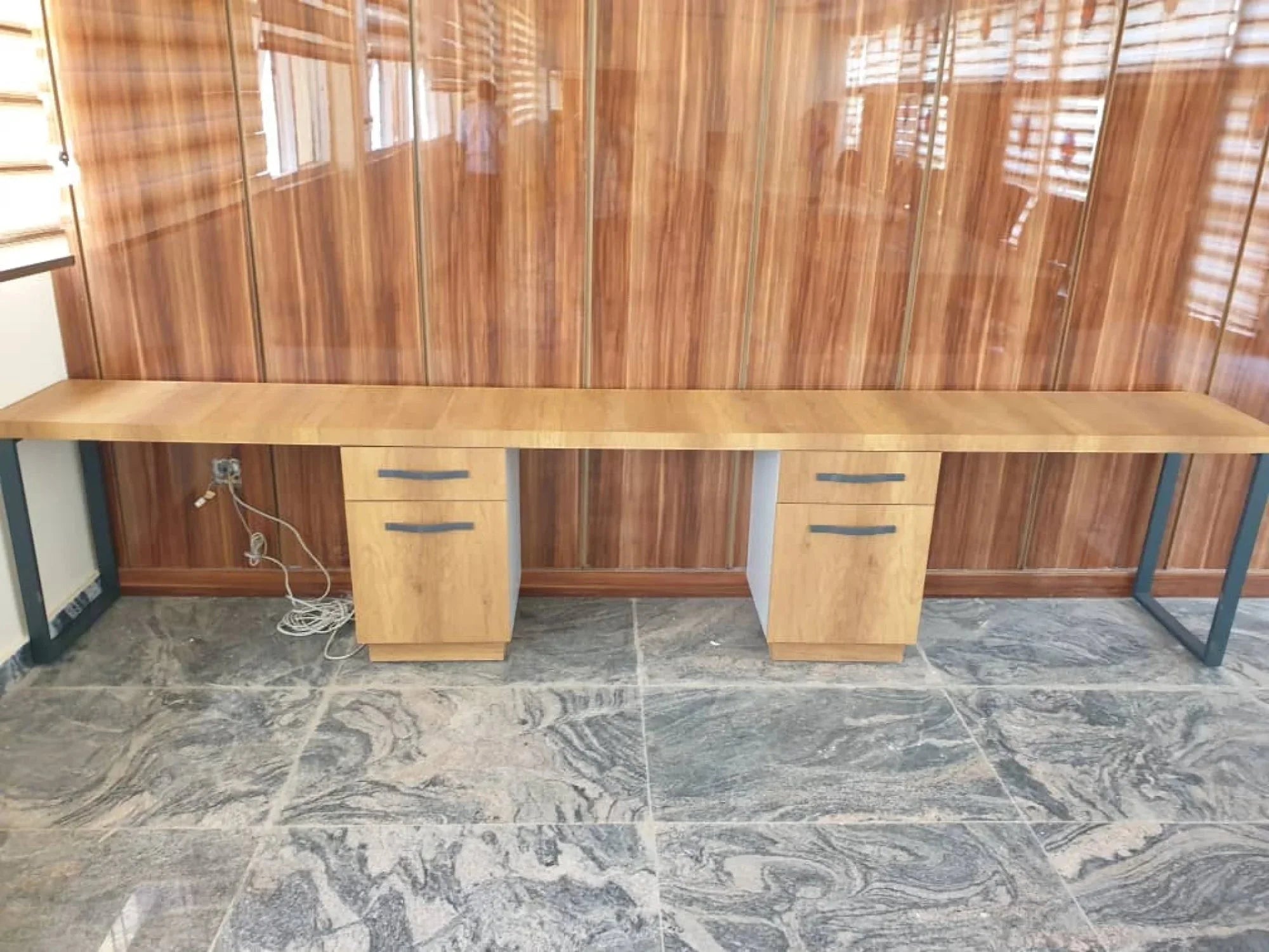İstanbul Ofis Mobilya ahşap çalışma masası, iki çekmeceli ünite ve metal ayaklı modern ofis mobilyası tasarımı.