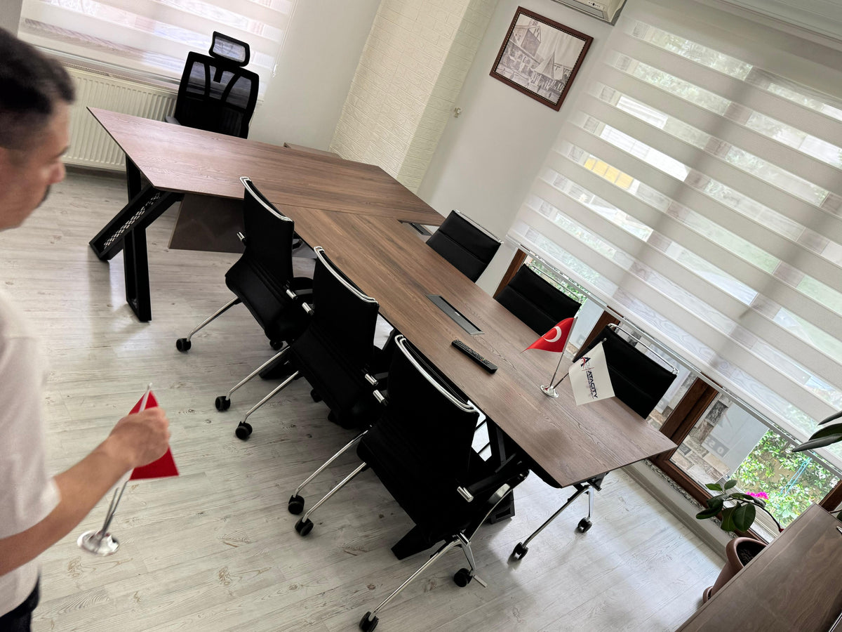 İstanbul Ofis Mobilya marka ahşap görünümlü T şeklinde modern toplantı masası ve siyah ofis sandalyeleri