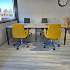 İstanbul Ofis Mobilya modern 4lü ahşap çalışma masası, sarı ve siyah ofis sandalyeleri ile şık çalışma alanı.