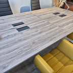 İstanbul Ofis Mobilya modern ahşap görünümlü, kablo kanallı 4'lü ofis çalışma masası ve ergonomik ofis sandalyeleri.