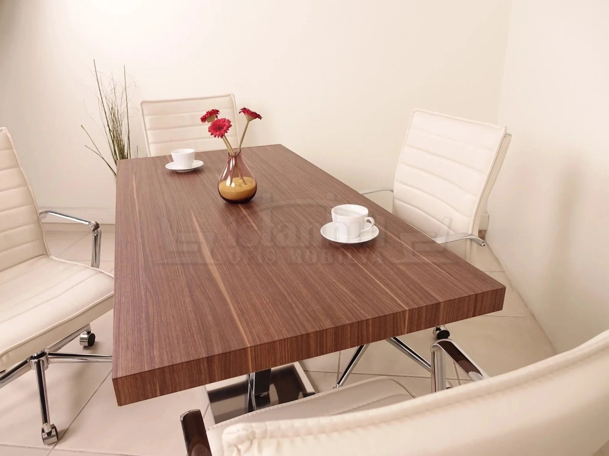 İstanbul Ofis Mobilya modern ahşap dokulu toplantı masası ve beyaz deri ofis sandalyeleri ile şık bir toplantı odası.