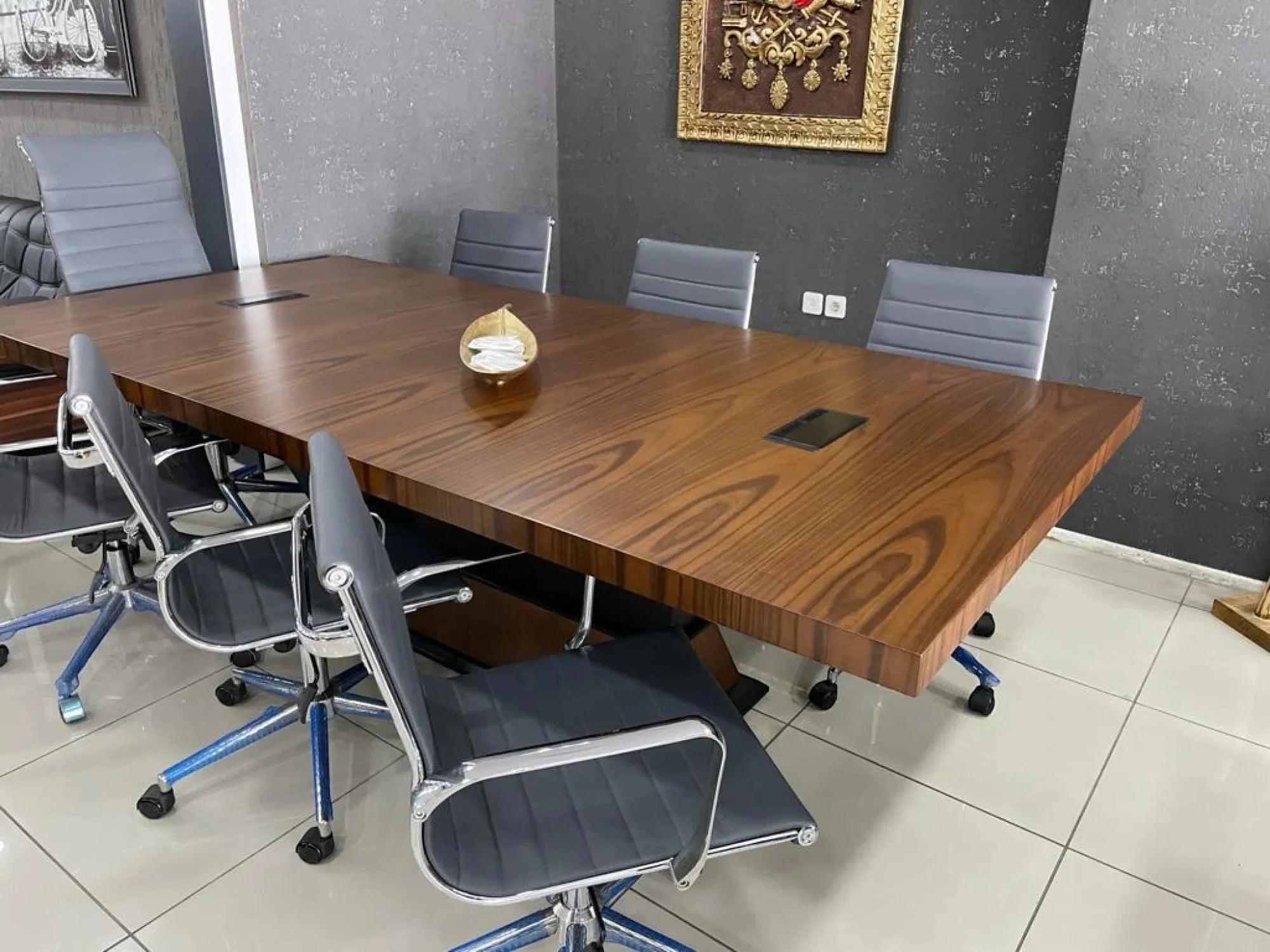 İstanbul Ofis Mobilya modern ceviz ahşap yönetici toplantı masası ve gri ofis sandalyeleri