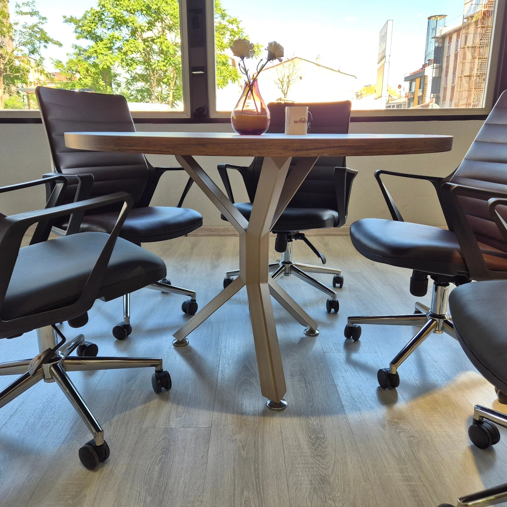 İstanbul Ofis Mobilya modern ahşap tablalı ve metal ayaklı yuvarlak ofis toplantı masası ve siyah deri sandalyeler